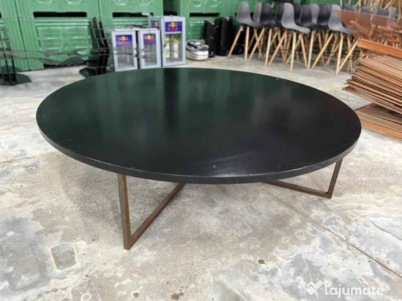 Scenă podium (concert, premiere, prezentare)