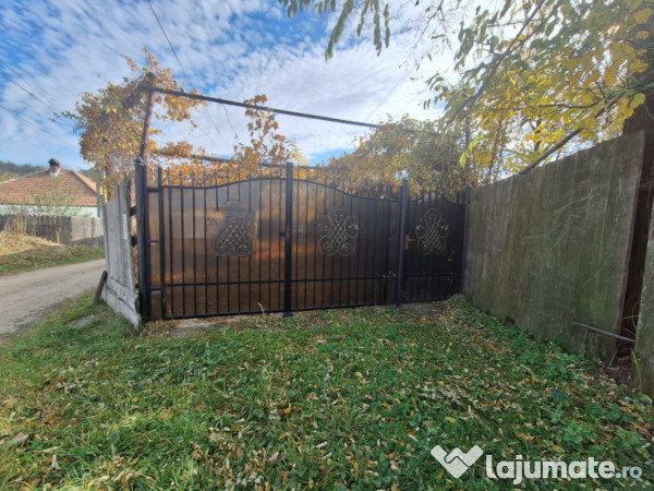 Casă bătrânească de vânzare – Comănești, cartier St