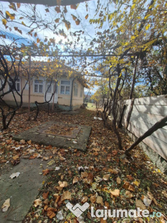 Casă bătrânească de vânzare – Comănești, cartier St 