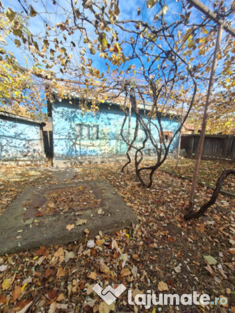 Casă bătrânească de vânzare – Comănești, cartier St 