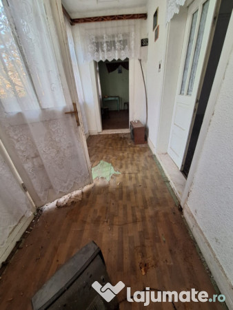 Casă bătrânească de vânzare – Comănești, cartier St 