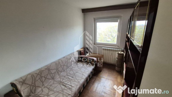 Apartament cu 3 camere, balcon, zona Sagului