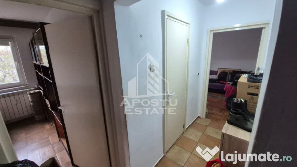Apartament cu 3 camere, balcon, zona Sagului