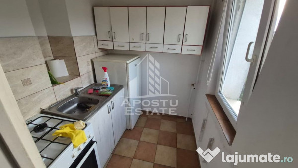 Apartament cu 3 camere, balcon, zona Sagului