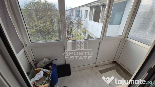 Apartament cu 3 camere, balcon, zona Sagului