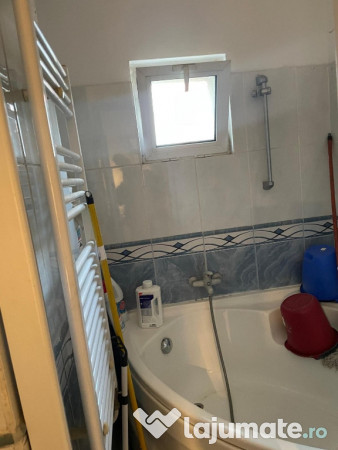 Apartament cu 4 camere zona 9 Mai 