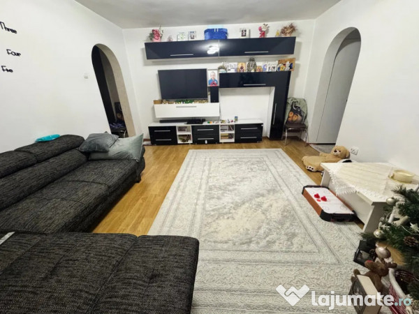 Apartament Cu 3 Camere Semidecomandate Etajul 1 - Zona George Enescu 