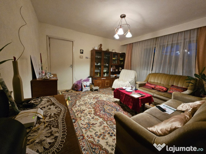 Apartament 4 camere, zona Scoala Generala Andrei Saguna 