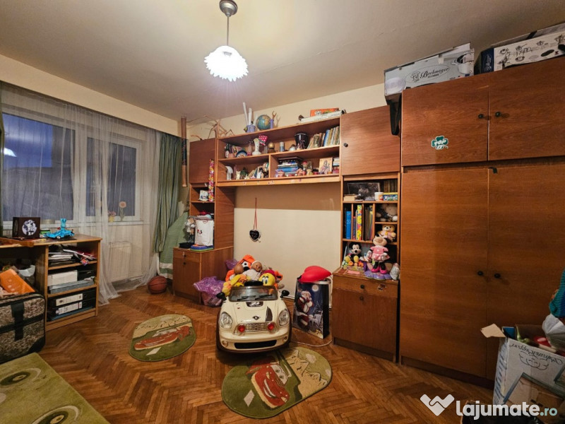Apartament 4 camere, zona Scoala Generala Andrei Saguna 