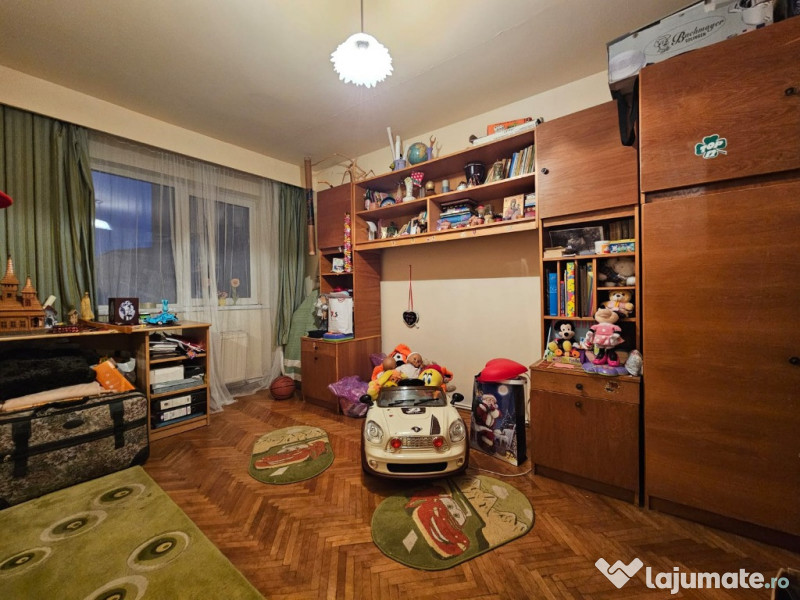 Apartament 4 camere, zona Scoala Generala Andrei Saguna 