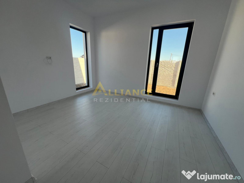 Casa individuala pe parter cu 4 camere // 2 bai // panouri 3