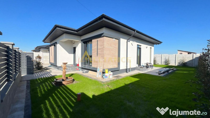 Casa individuala pe parter cu 4 camere // 2 bai // panouri 3