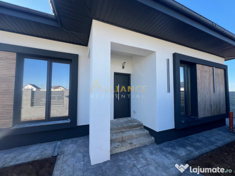 Casa individuala pe parter cu 4 camere // 2 bai // panouri 3