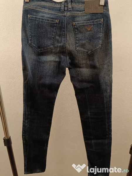 Armani Jeans cu câteva urme de folosire 