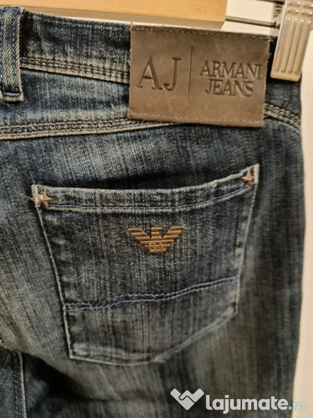 Armani Jeans cu câteva urme de folosire 