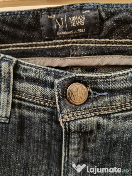 Armani Jeans cu câteva urme de folosire 