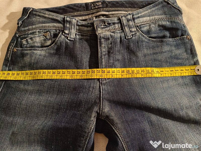 Armani Jeans cu câteva urme de folosire 