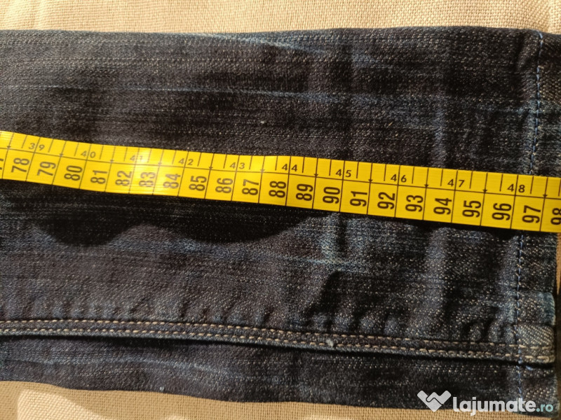 Armani Jeans cu câteva urme de folosire 