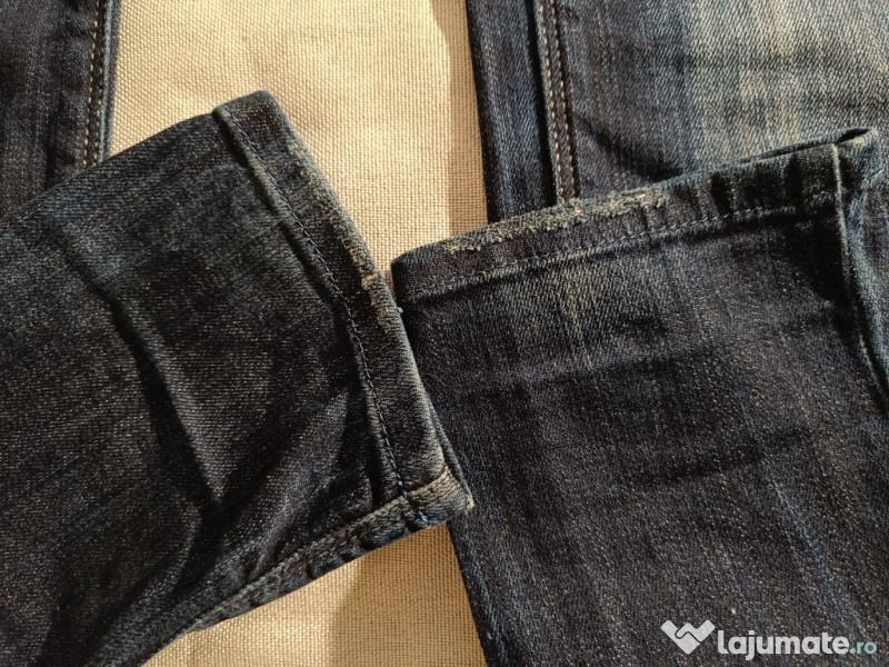 Armani Jeans cu câteva urme de folosire 