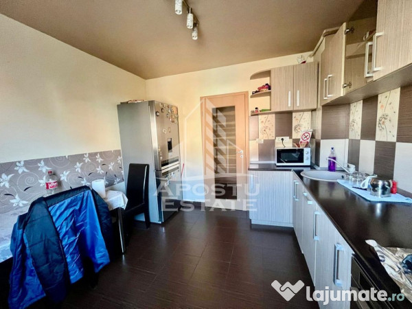 Apartament cu 3 camere, 2 bai, etaj intermediar, zona Ara... 