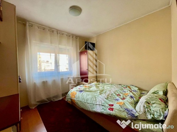 Apartament cu 3 camere, 2 bai, etaj intermediar, zona Ara... 