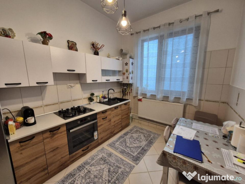 Casa 4 cam 200mp, caramida teren 509 mp mobilata zona Centr