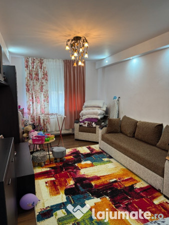Vand apartament cu 2 camere decomandat