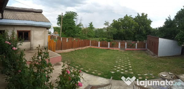 Casă, teren și anexe. În Botoșani, Unțeni, Burlești.