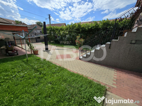 Casa individuala de vanzare teren 457 mp garaj Trei Stejari 