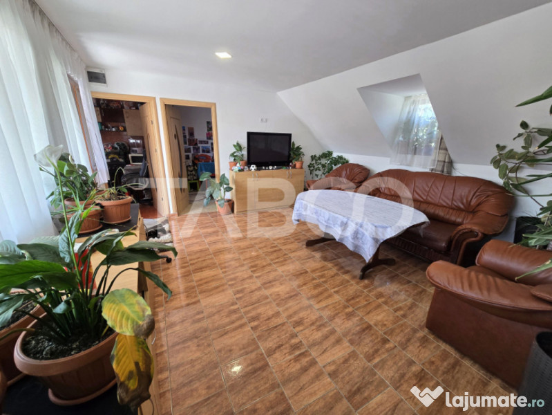 Casa individuala de vanzare teren 457 mp garaj Trei Stejari 