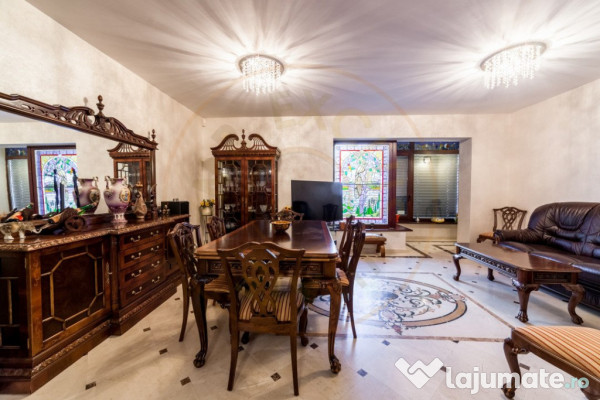 Vila zona Expo Parc - 2 apartamente, curte comuna 