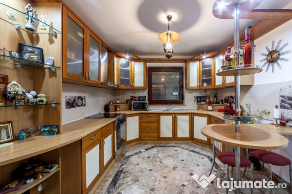 Vila zona Expo Parc - 2 apartamente, curte comuna 