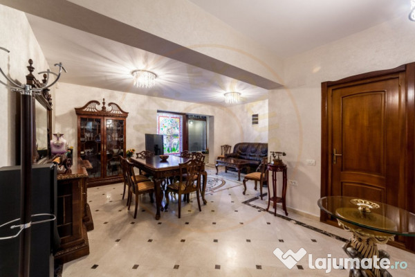 Vila zona Expo Parc - 2 apartamente, curte comuna 