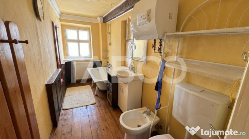 Casa de vanzare cu curte spatioasa loc relaxare si gradina C