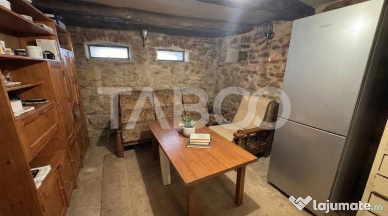 Casa de vanzare cu curte spatioasa loc relaxare si gradina C