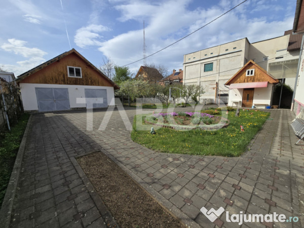 Casa individuala de vanzare teren 972 mp 2 garaje zona Sub A