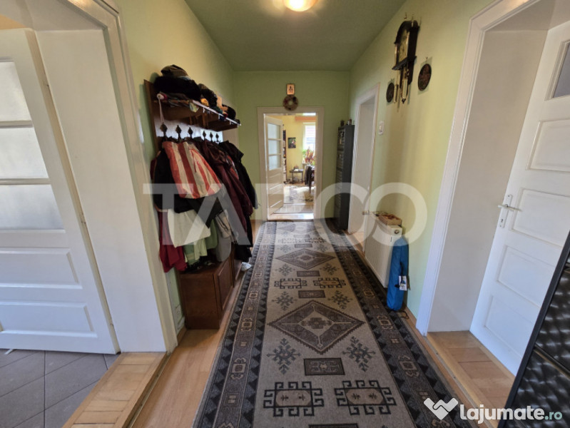 Casa individuala de vanzare teren 972 mp 2 garaje zona Sub A