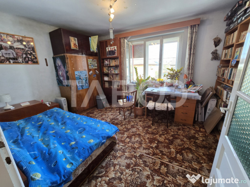 Casa individuala de vanzare teren 972 mp 2 garaje zona Sub A