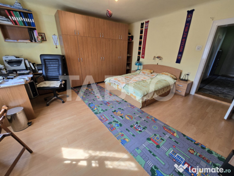 Casa individuala de vanzare teren 972 mp 2 garaje zona Sub A