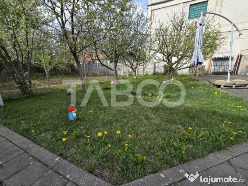 Casa individuala de vanzare teren 972 mp 2 garaje zona Sub A