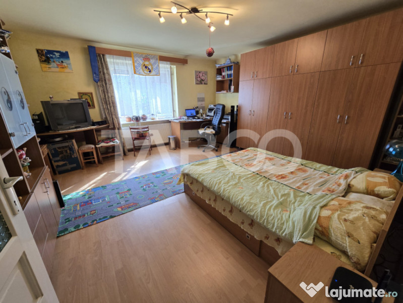 Casa individuala de vanzare teren 972 mp 2 garaje zona Sub A