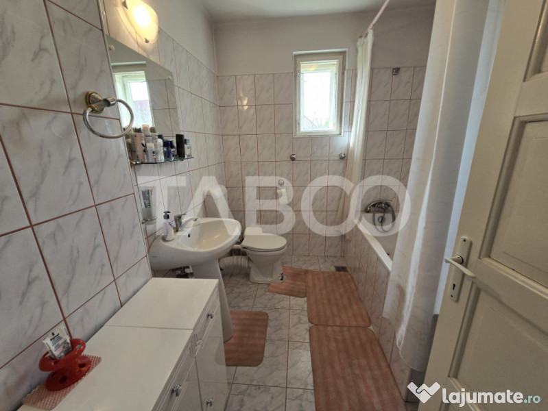 Casa individuala de vanzare teren 972 mp 2 garaje zona Sub A