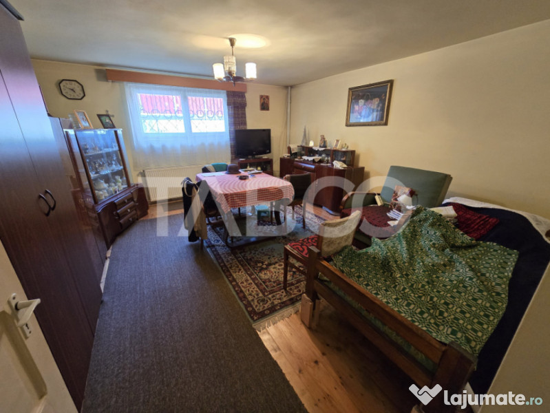 Casa individuala de vanzare teren 972 mp 2 garaje zona Sub A