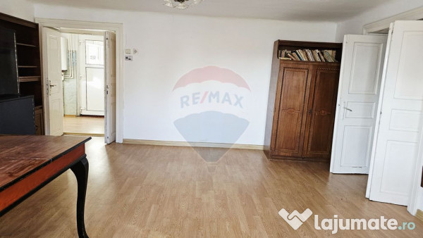 Apartament cu 3 camere de vânzare în zona Central