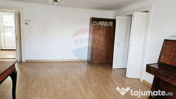 Apartament cu 3 camere de vânzare în zona Central