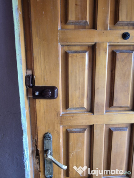 Usa intrare lemn masiv cu toc si vizor 