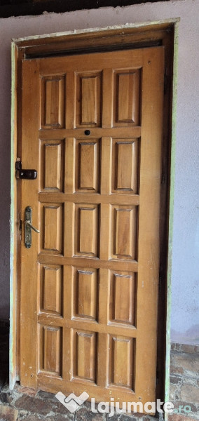 Usa intrare lemn masiv cu toc si vizor 