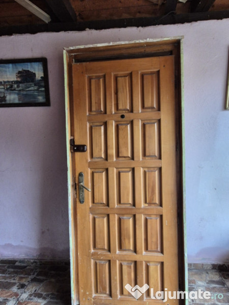 Usa intrare lemn masiv cu toc si vizor 