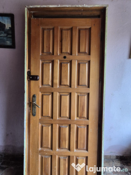 Usa intrare lemn masiv cu toc si vizor 