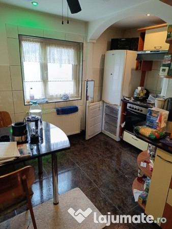 Apartament 3 camere C.R.Vivu 